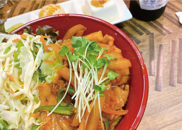 コチュジャンでピリ辛！豚バラ肉と玉ねぎ丼　ニンニク増し増し！